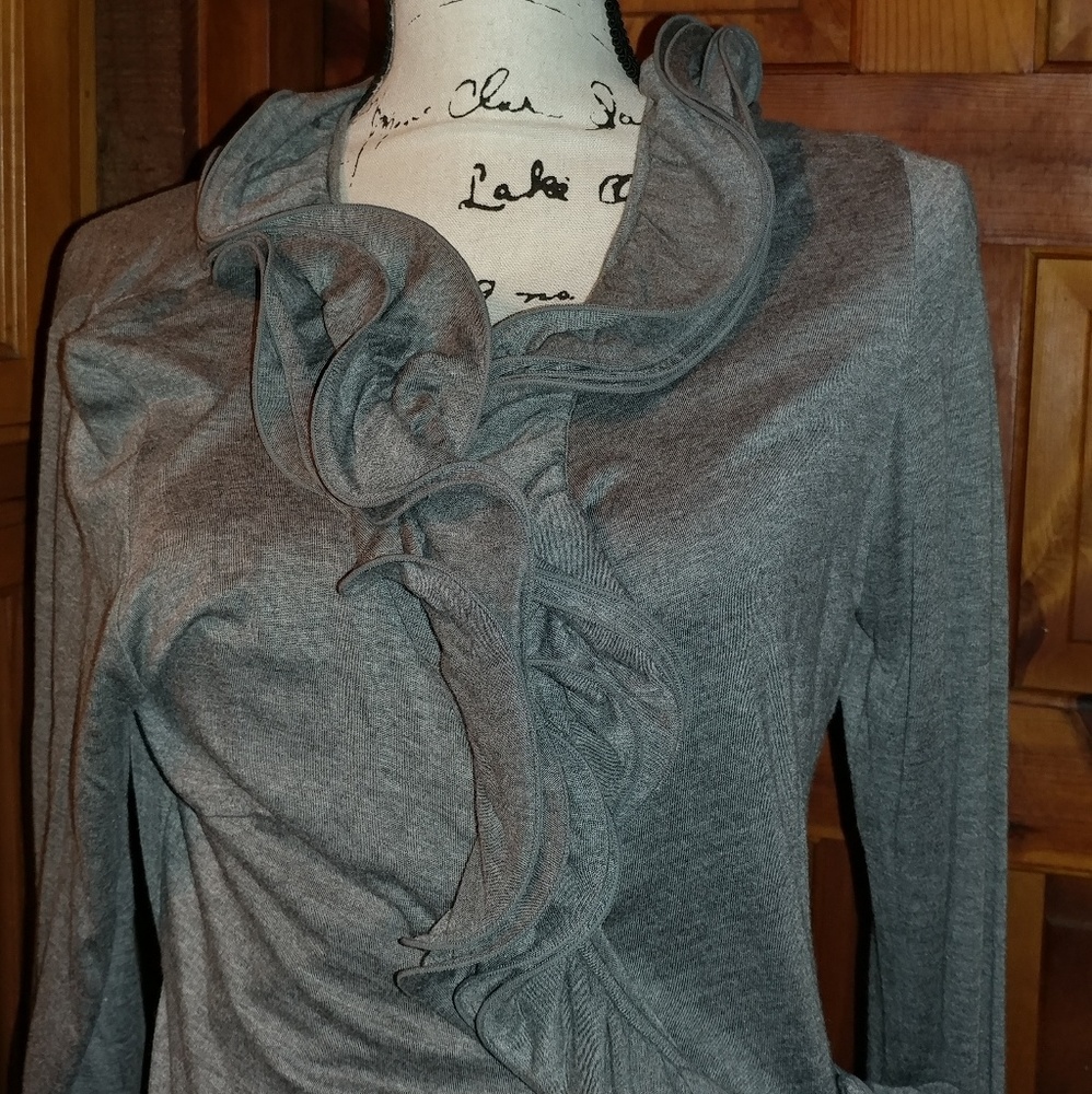 💛2/$20💛Interesting gray topwith ruffles and belt